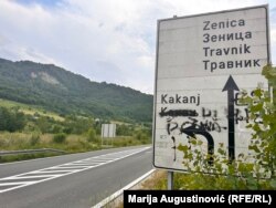Putokaz na području srednje Bosne sa prekriženim ćiriličnim natpisom i potpisom navijačke grupe horde zla