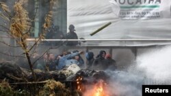 Fotogalerie | Fermierii protestează la Bruxelles cu tractoare şi anvelope incendiate. Poliţia recurge la tunuri cu apă