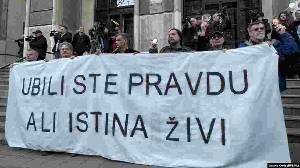 Poruka &quot;Ubili ste pravdu, ali istina živi&quot; na beloj zastavi pravosuđu Srbije i državi, 5. februara 2024.