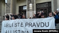 Više od stotinu građana održalo je protest ispred Apelacionog suda u Beogradu 5. februara zbog oslobađajuće presude optuženima za ubistvo novinara Slavka Ćuruvije. 