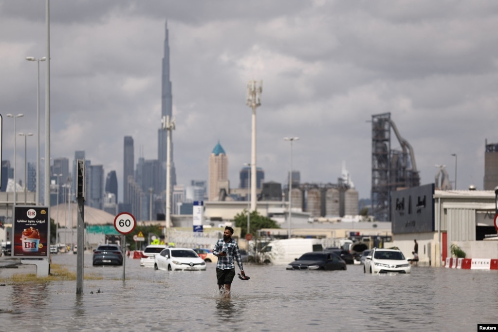 Stuhia, e cila goditi Omanin fqinj të dielën, kaloi në Emiratet e Bashkuara Arabe të martën, duke përmbytur rrugët dhe duke shkaktuar bllokime për orë të tëra, si apsojë e vërshimeve.