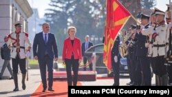 Premijer Sjeverne Makedonije Dimitar Kovačevski i predsjednica EK Ursula von der Leyen u Skoplju, 30. oktobar 2023. 