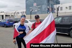 Раман Кісьляк на сумесным пікеце з чэмпіёнкай сьвету па тайскім боксе Марынай Зялёнай, якая таксама спрабуе легалізавацца ў Грузіі