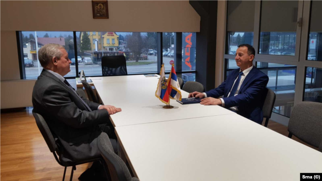 Željko Ćejić (desno) u razgovoru sa zamjenikom generalnog direktora Privredne komore Nižnjeg Novgoroda, Anatolijem Aniščenkom, Banja Luka, BiH, 11. februar 2021.