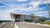Această fotografie, din iunie 2012, arată clădirea terminalului Aeroportului Internațional Donețk Serghei Prokofiev, la scurt timp după deschiderea sa, din mai, același an.