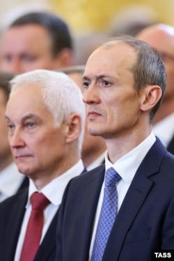 Андрей Белоусов (слева) и руководитель Аппарата правительства РФ Дмитрий Григоренко на церемонии инаугурации Владимира Путина в Большом Кремлевском дворце, 7 мая 2024 года