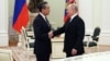 Vlagyimir Putyin orosz elnök (jobbra) a február 22-i moszkvai találkozón kezet fog Vang Ji vezető kínai diplomatával