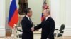 دیدار وانگ یی، وزیر خارجه چین (سمت چپ) با ولادیمیر پوتین، رئیس‌جمهور روسیه