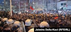 Protestuesit në Tiranë po kërkojnë dorëheqjen e kryeministrit Edi Rama.