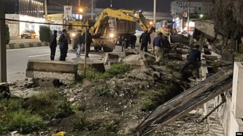 عکس مربوط به تخریب شبانه دیوار باغ گیاه‌شناسی نوشهر توسط شهرداری است