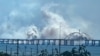Дым над мостом через Керченский пролив после серии звуков взрывов над Керчью, 12 августа 2023 года