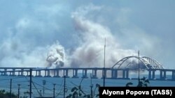 Дим над мостом через Керченську протоку після серії звуків вибухів над Керчю, 12 серпня 2023 року