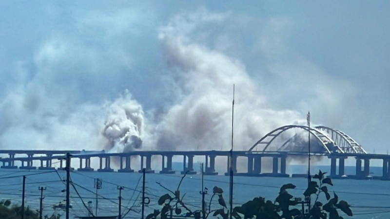 «Лучше выехать из Крыма, пока мост еще стоит». Каковы результаты ракетных атак на Керченский мост