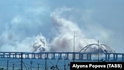 Дым у моста через Керченский пролив, 12 августа 2023 