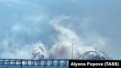 Дым у Крымского моста после взрывов, 12 августа 2023 года