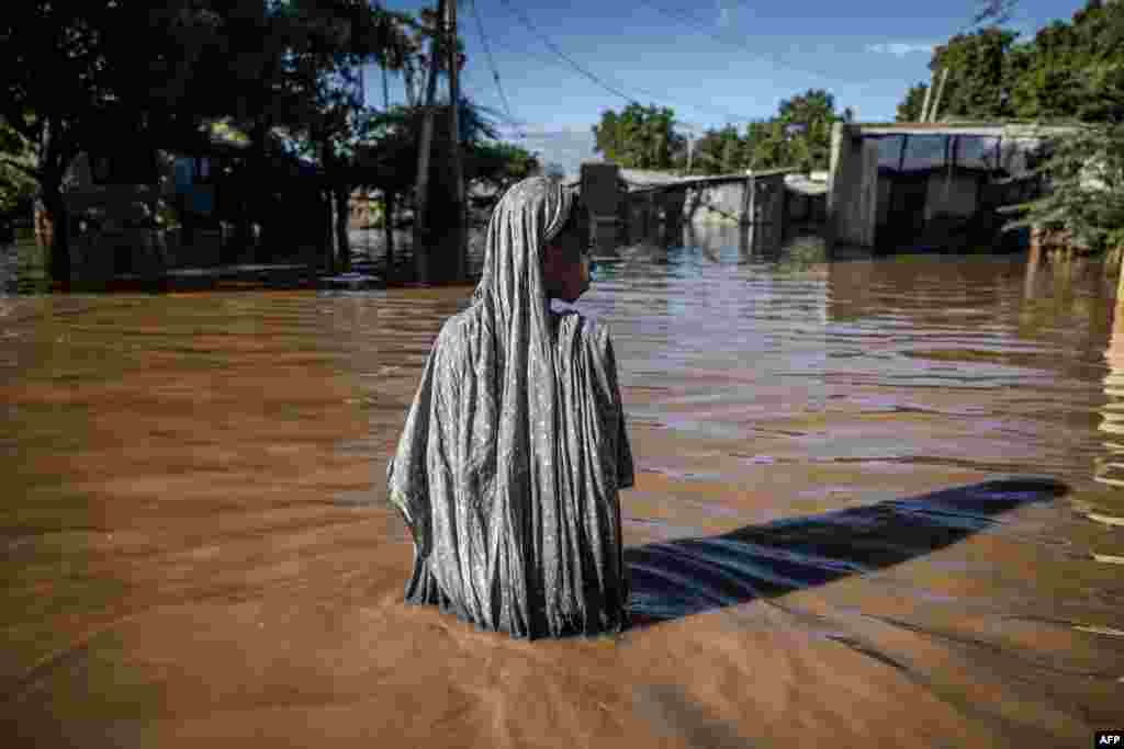 سیلاب در یک منطقۀ مسکونی در گاریسا در کشور کنیا، ۲۰ اردیبهشت؛ این کشور با یکی از بدترین سیل&zwnj;های تاریخ معاصر خود مواجه است. سیلاب&zwnj;های ناشی از تغییرات اقلیم در این کشور تاکنون به مرگ بیش از ۲۵۰ نفر و آوارگی بیش از ۵۵ هزار نفر&nbsp;انجامیده است. 