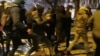 Poliția antirevoltă îi împiedică pe manifestanții de dreapta să intre în clădirea președinție din Belgrad