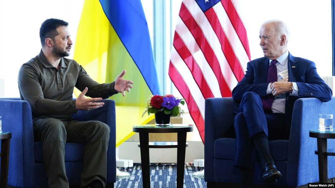 Președintele Ucrainei Volodimir Zelenski și președintele SUA Joe Biden (dreapta) la Summitul G7 de la Hiroshima, Japonia, 21 mai 2023.
