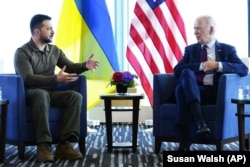 Президент України Володимир Зеленський і президент США Джо Байден (праворуч) під час зустрічі на полях саміту «Групи семи» (G7). Хіросіма, Японія, 21 травня 2023 року