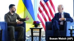 Президент Украины Владимир Зеленский и президент США Джо Байден (справа) во время встречи на полях саммита «Группы семи» (G7). Хиросима, Япония, 21 мая 2023 года. Иллюстрационное фото