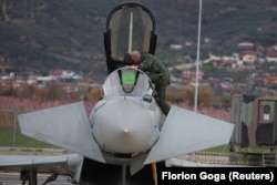 Një pilot duke hyrë në kabinën e aeroplanit luftarakë, Eurofighter Typhoon, në bazën e Kuçovës. Fotografi nga arkivi.