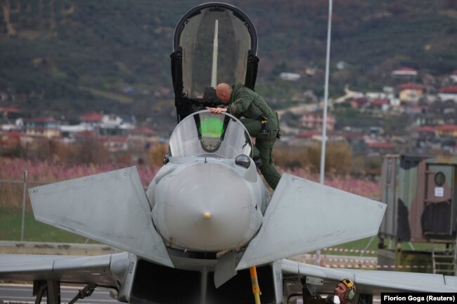 Një pilot duke hyrë në kabinën e aeroplanit luftarakë, Eurofighter Typhoon, në bazën e Kuçovës. Fotografi nga arkivi.