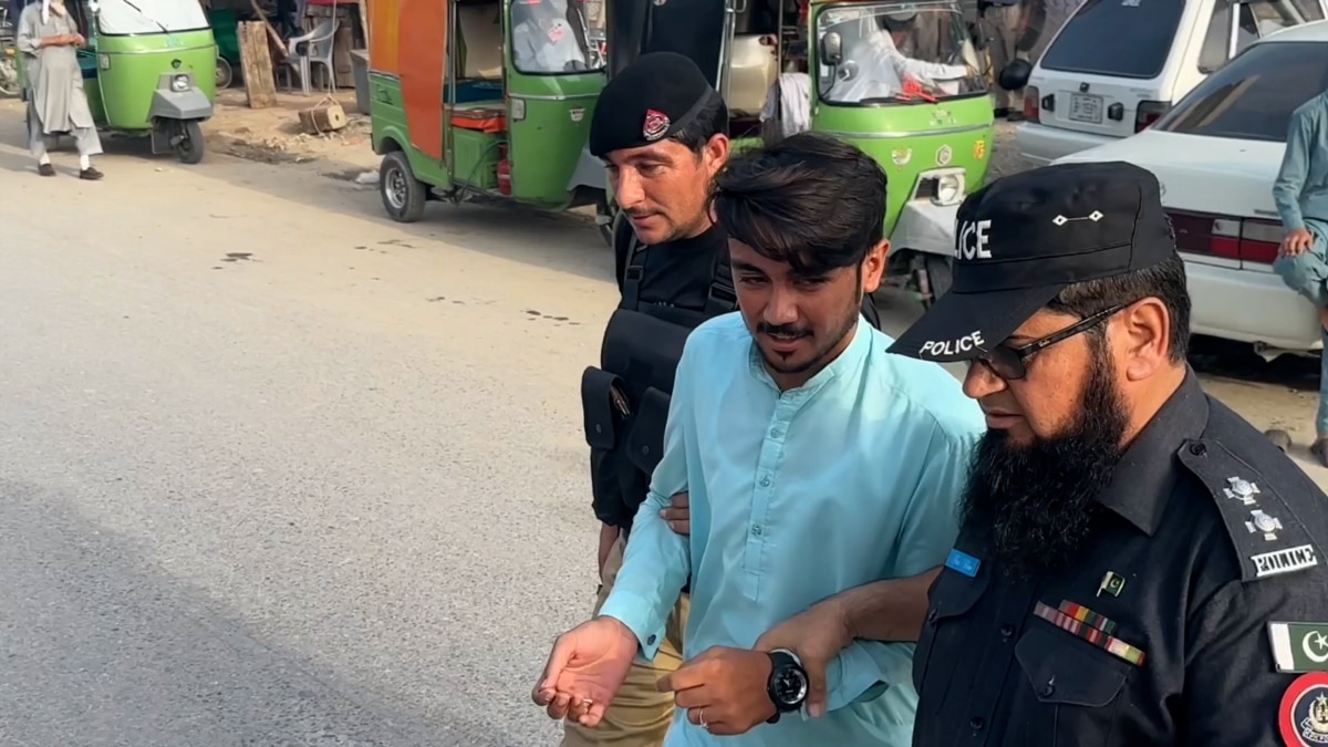 Pakistani Police Detain Dozens Of Imran Khan Supporters