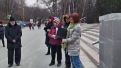 Светлана Каверзина (справа) на митинге памяти политзаключенных