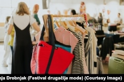 Detalj sa Festivala drugačije mode u Beogradu, 20. april 2024.