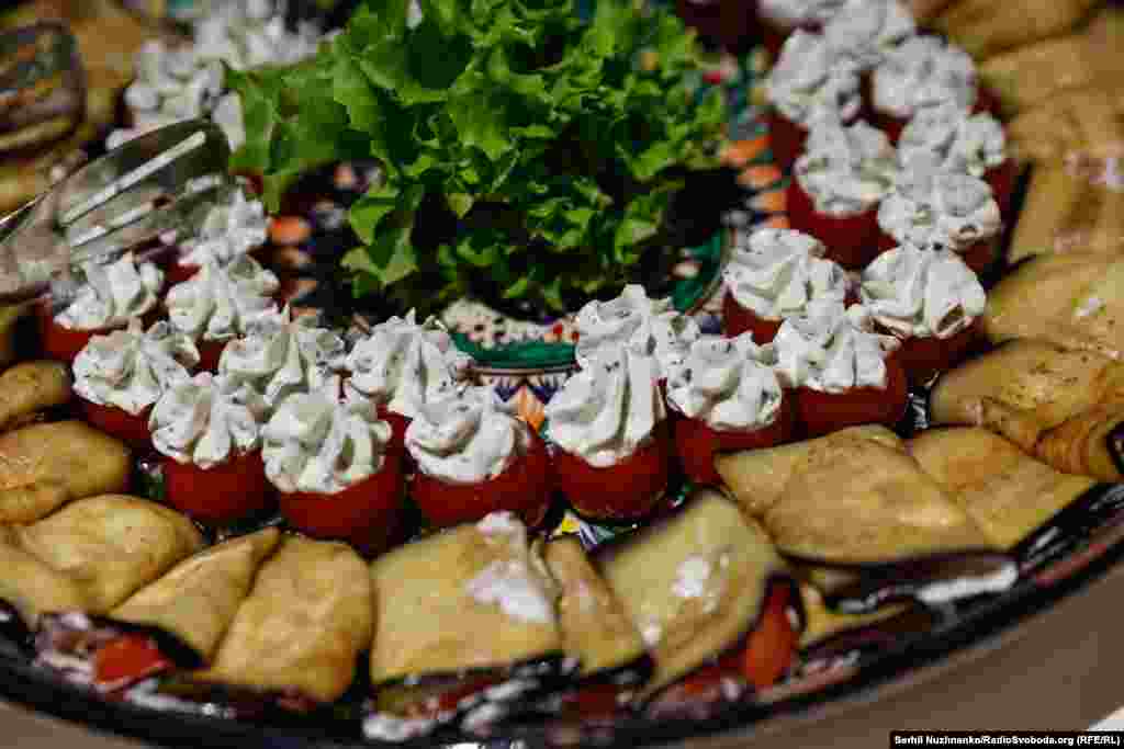 Частування стравами кримськотатарської кухні під час фотовиставки