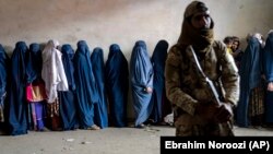 در گزارش ریچارد بنیت از طالبان به شدت انتقاد شده است که به نقض حقوق بشر به ویژه حقوق زنان و دختران ادامه داده اند. 