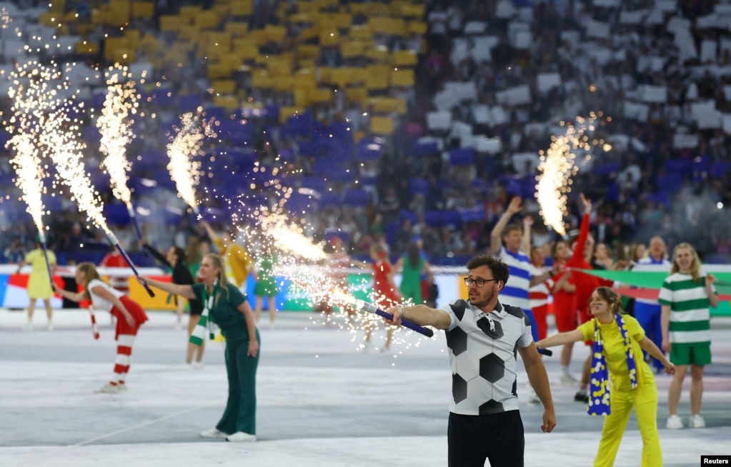 Përformuesit gjatë shfaqjes së tyre para ndeshjes hapëse të Kampionatit Evropian 2024, në Munih, Gjermani, 14 qershor 2024.