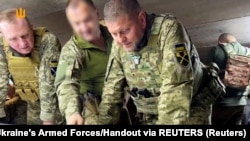 Valerij Zaluzsnij, Ukrajna fegyveres erőinek (az oroszok szerint korábban sebesült vagy félreállított) főparancsnoka egy Baby Yodával a páncélján. Pillanatkép egy videóból, amelyet 2023. június 19-én tettek közzé