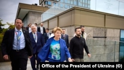 ШВАЈЦАРИЈА - Претседателот на Украина Володимир Зеленски и претседателката на Швајцарија Виола Амхерд. Мировен самит. Бургеншток, 15 јуни 2024 година
