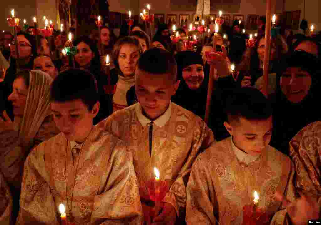 Vjernici na služenju Uskršnje liturgije&nbsp;u manastiru Svetog Jovana Krstitelja, blizu Mavrova, Sjeverna Makedonija.