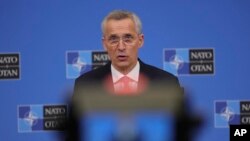  Stoltenberg a lăudat „rezistența fermă a poporului ucrainean”, intrat în al doilea an de război, și „sprijinul fără precedent al aliaților NATO pentru Ucraina”.