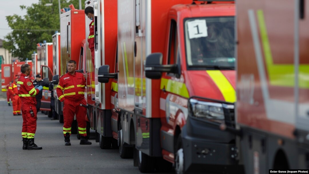 Ambulanțele așteptând să preia pacienții din azilele groazei.