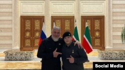 Адам Кадыров (справа) со звездой Героя Чечни.