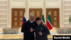Адам Кадыров (справа) со звездой Героя Чечни