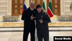 Адам Кадыраў (справа) з зоркай Героя Чачні