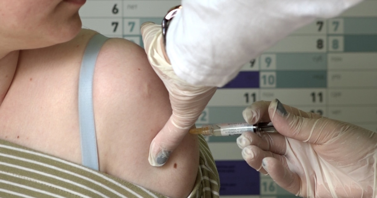 Қыздар көпшілік алдында