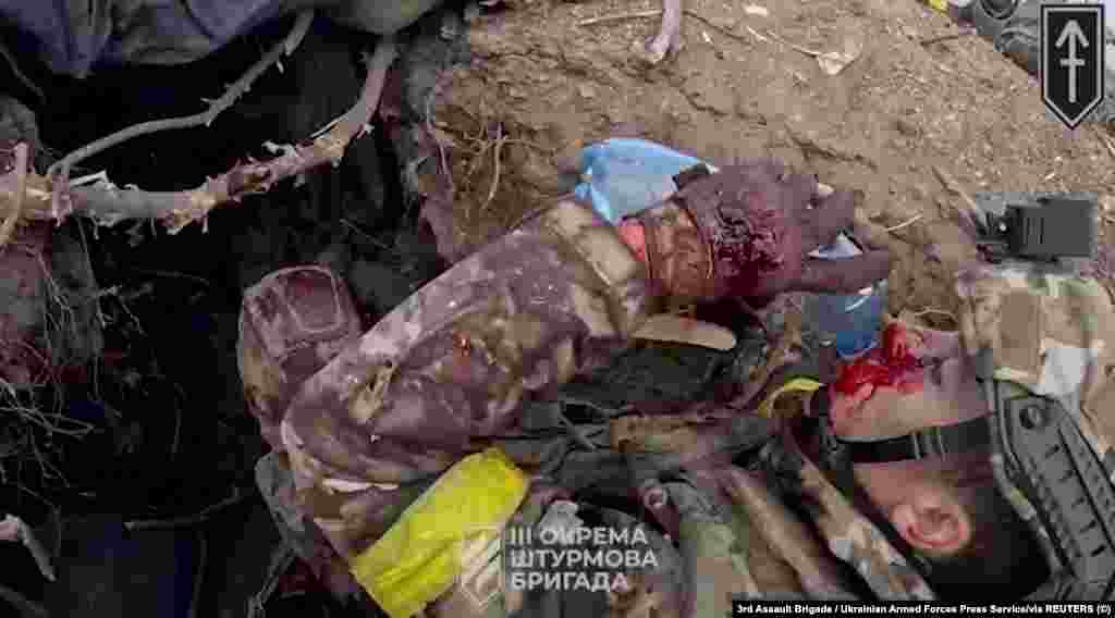 Щойно поранений у бою український військовий п&#39;є воду. Фото-скріншот з відео бою навколо Андріївки на Донеччині з нашоломної камери бійця ЗСУ 3-ї окремої штурмової бригади.&nbsp;Агенція Reuters отримала фото 17 вересня 2023 року