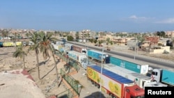 Kolona e kamionëve duke pritur tash e shumë ditë për të futur ndihma humanitare në Rripin e Gazës në pikëkalimin me Egjiptin, Rafah.