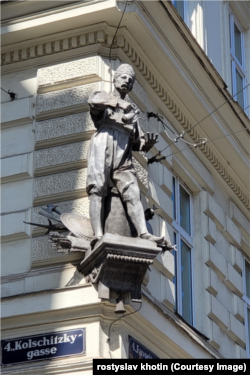 Пам’ятник Юрію Кульчицькому на розі провулку, названого його іменем у Відні