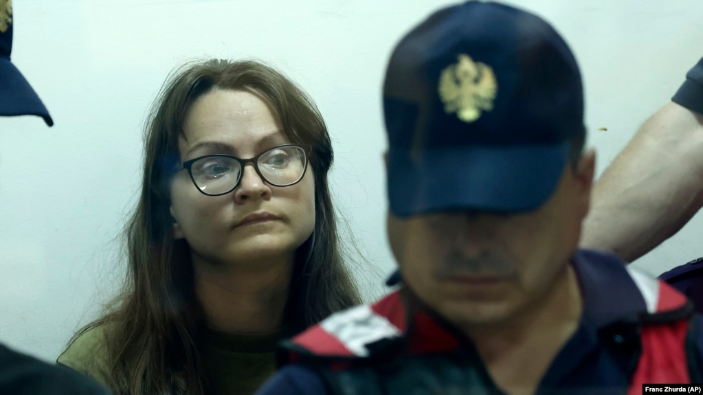 Rusja Svetlana Timofeeva gjatë paraqitjes në Gjykatën e Elbasanit më 24 gusht 2022.