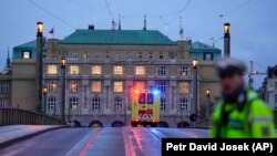 Një autoambulancë duke shkuar drejt vendit ku ndodhi sulmi i 21 dhjetorit, në Pragë.
