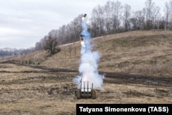 Un vehicul fără pilot, destinat asanării minelor, este supus unor teste în regiunea rusă Belgorod, în aprilie.