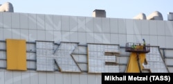 Демонтаж вывески IKEA с торгового центра в Москве