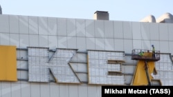 ავეჯის მაღაზია IKEA-ს წარწერის დემონტაჟი მოსკოვში.