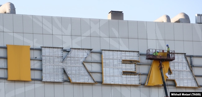 Демонтаж вывески IKEA с торгового центра в Москве